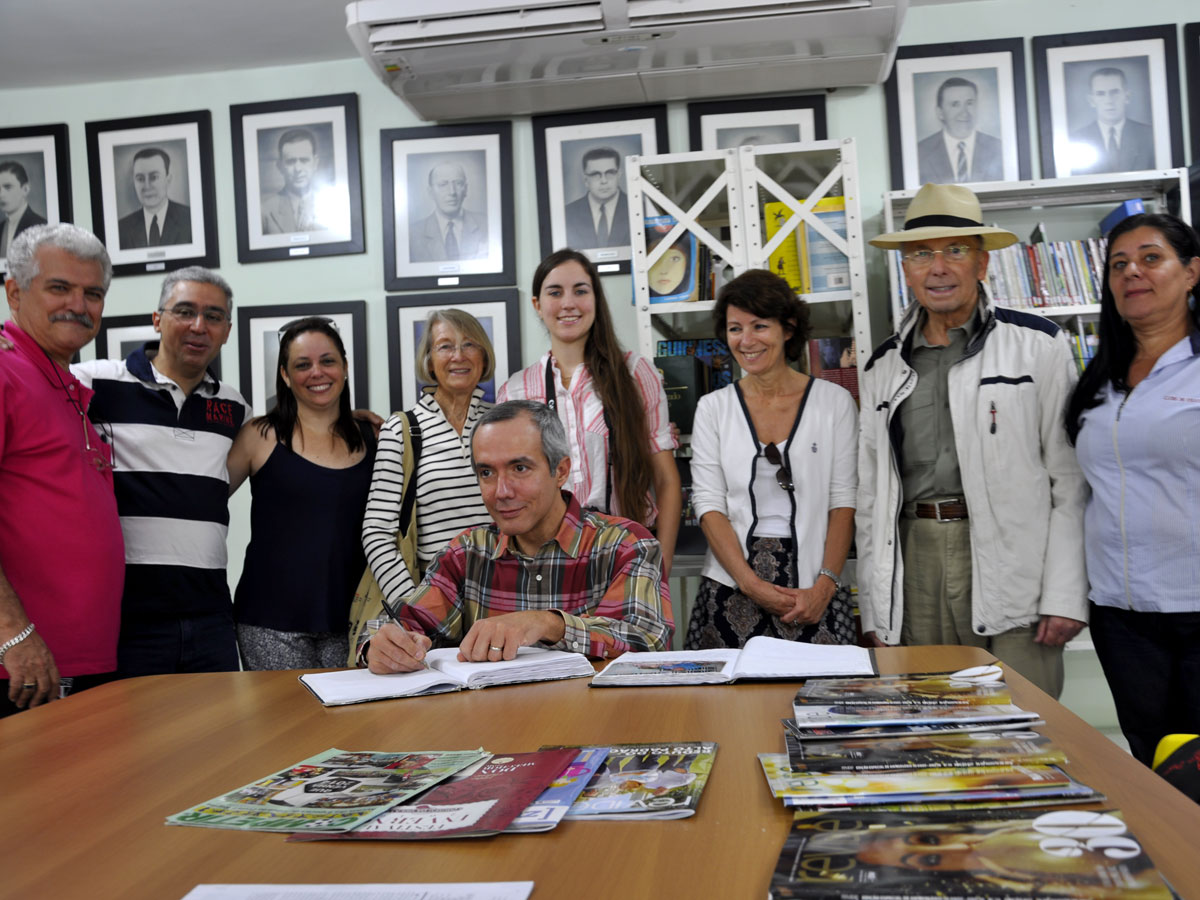 Pesquisadores Internacionais visitam Biblioteca do Regatas