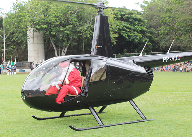 Papai Noel chega em grande estilo no Regatas