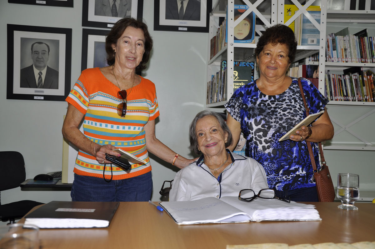 VERA REGINA MARÇALLO GAETANI NA BIBLIOTECA DO REGATAS