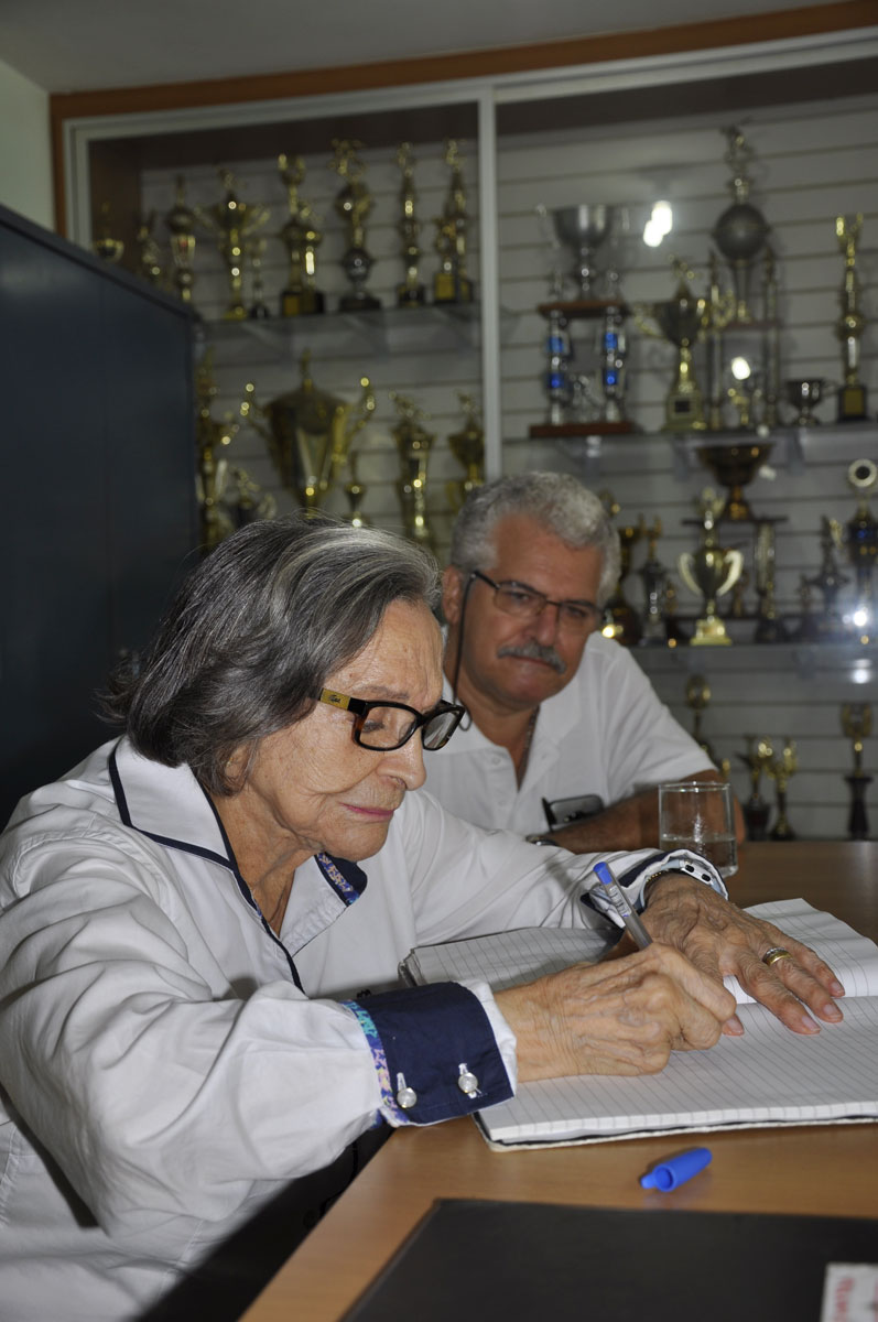 VERA REGINA MARÇALLO GAETANI NA BIBLIOTECA DO REGATAS