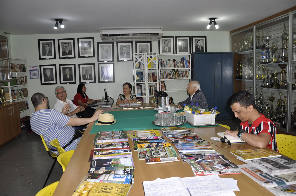 MARLENE B. CERVIGLIERI  NA BIBLIOTECA DO CLUBE DE REGATAS