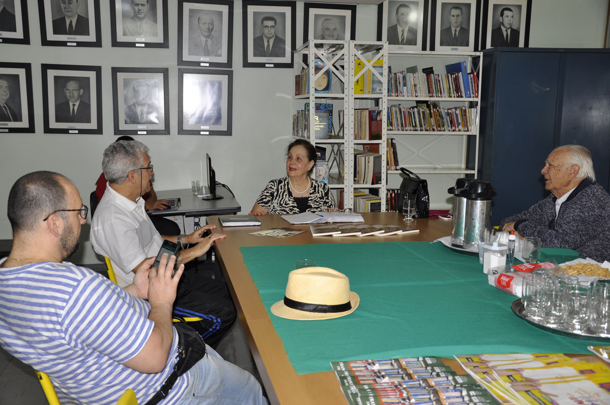 MARLENE B. CERVIGLIERI  NA BIBLIOTECA DO CLUBE DE REGATAS