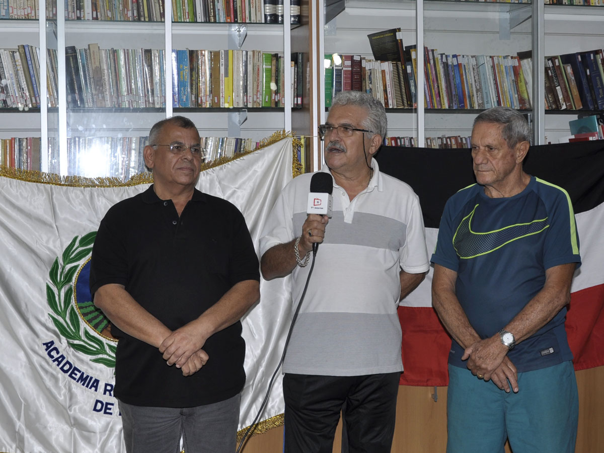 ACADEMIA RBEIRÃOPRETANA DE LETRAS  NA BIBLIOTECA DO REGATAS