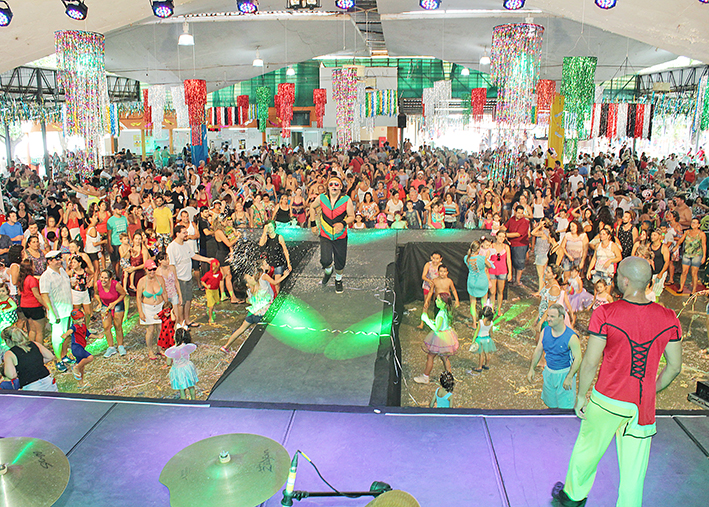 Carnaval do Regatas reúne milhares de foliões.