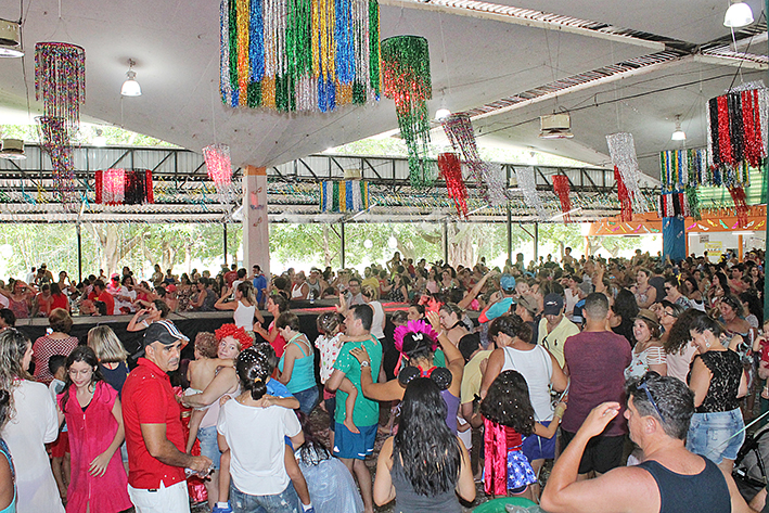 Carnaval do Regatas reúne milhares de foliões.