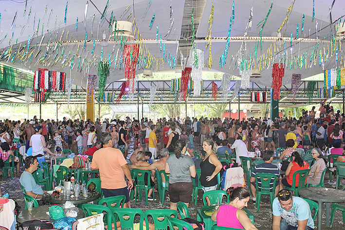 Carnaval do Regatas reúne milhares de foliões.