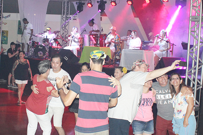 Marchinhas e muita animação marcam o Pré-carnaval do Regatas