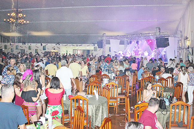 Marchinhas e muita animação marcam o Pré-carnaval do Regatas