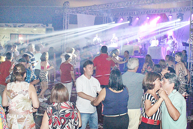 Marchinhas e muita animação marcam o Pré-carnaval do Regatas