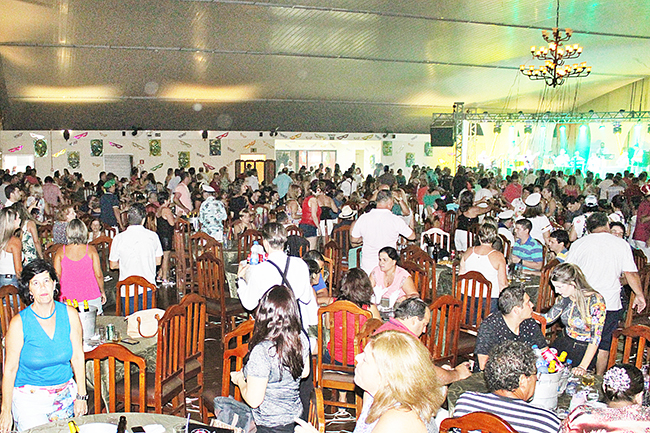 Marchinhas e muita animação marcam o Pré-carnaval do Regatas