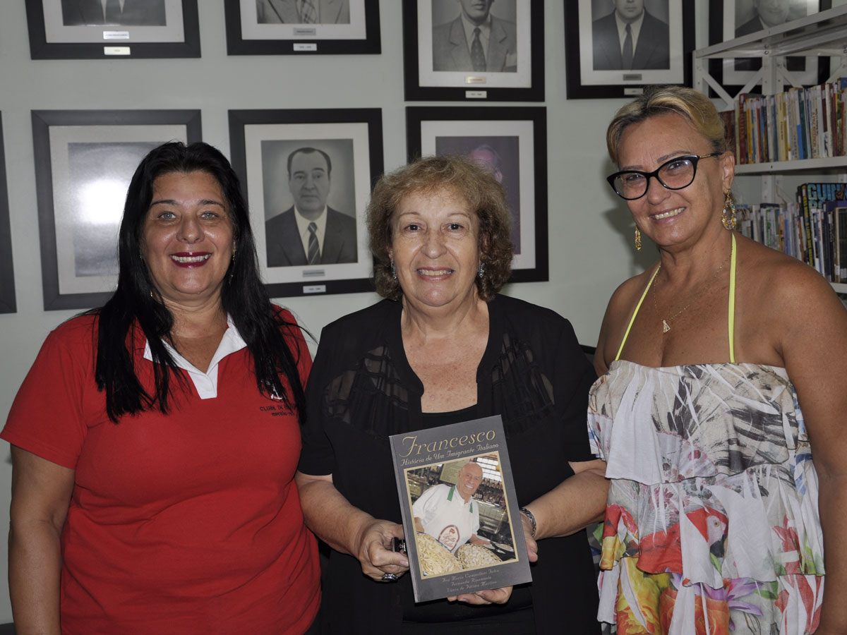 ESCRITORA FERNANDA RIPAMONTE NA BIBLIOTECA DO CLUBE DE REGATAS