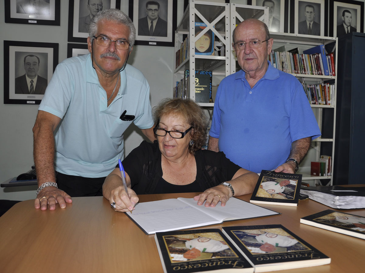 ESCRITORA FERNANDA RIPAMONTE NA BIBLIOTECA DO CLUBE DE REGATAS