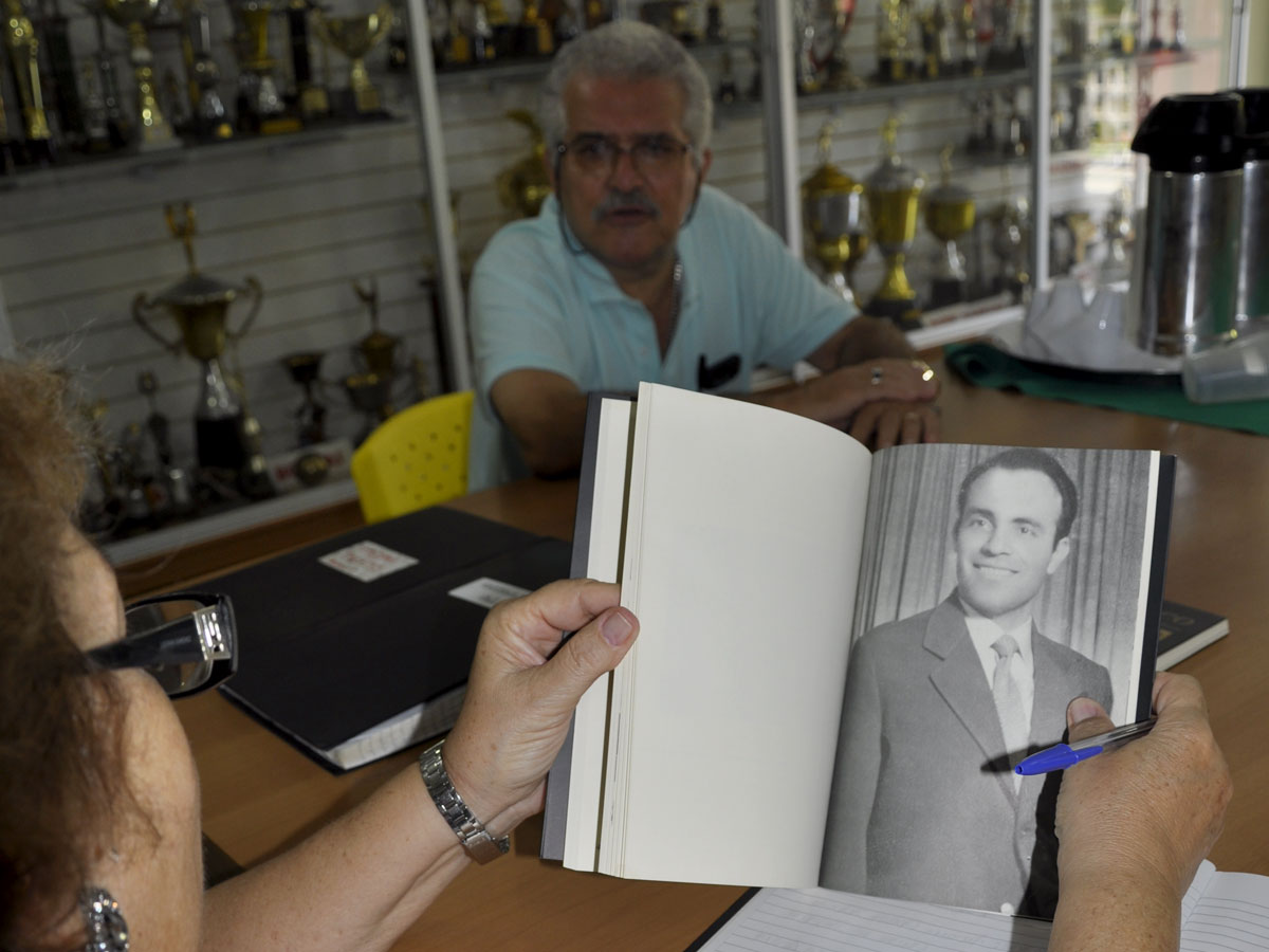 ESCRITORA FERNANDA RIPAMONTE NA BIBLIOTECA DO CLUBE DE REGATAS