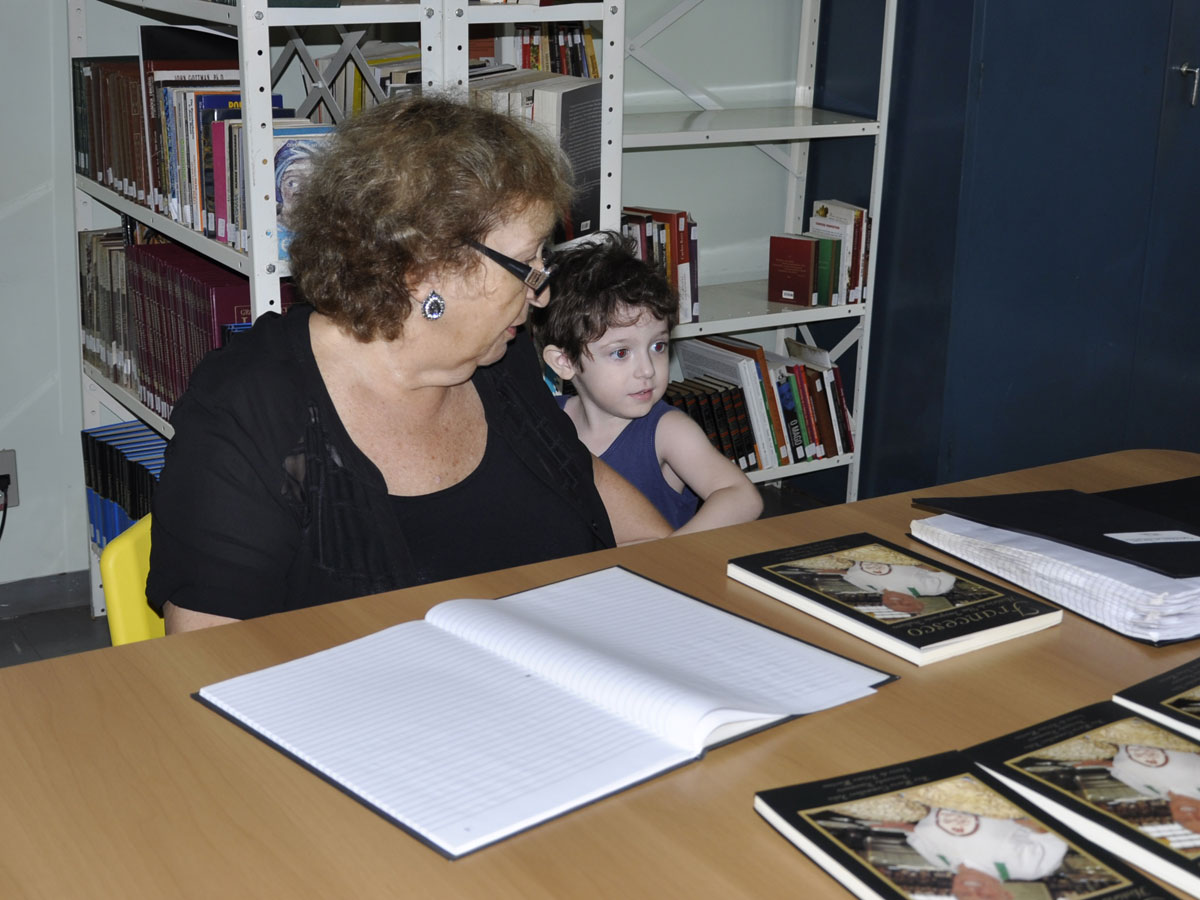 ESCRITORA FERNANDA RIPAMONTE NA BIBLIOTECA DO CLUBE DE REGATAS