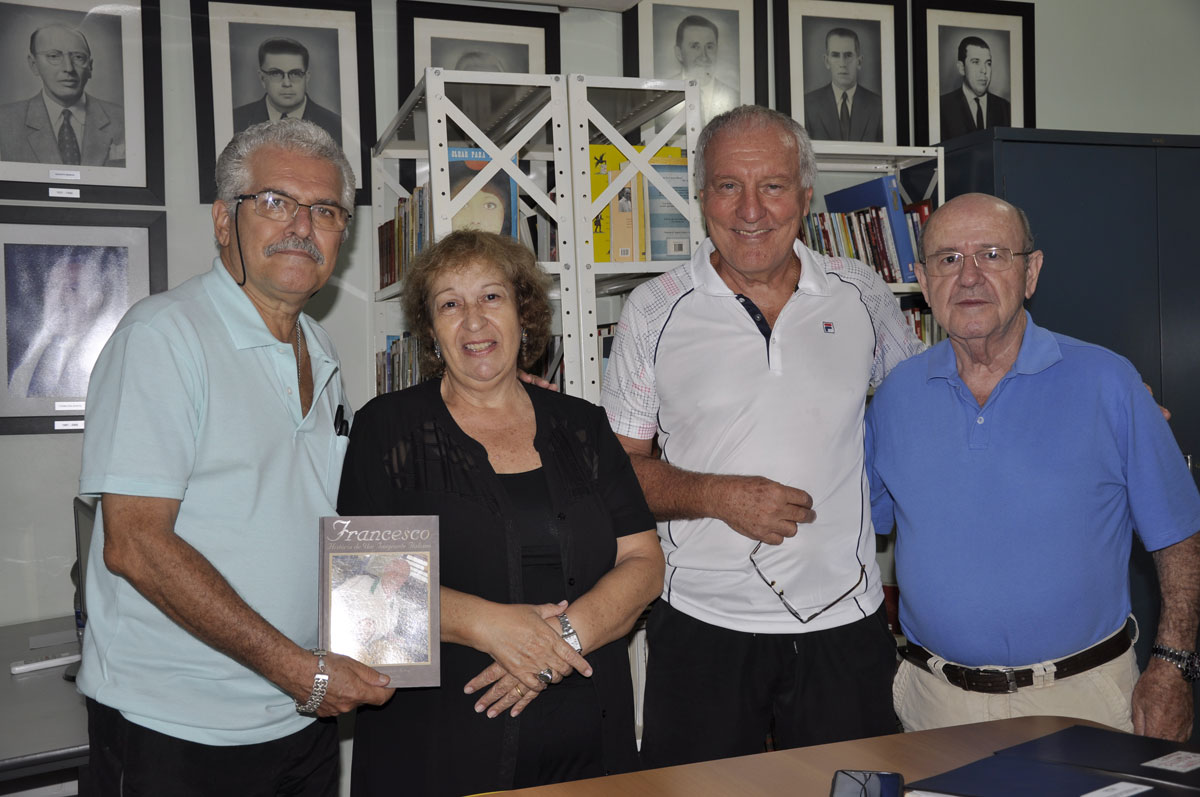 ESCRITORA FERNANDA RIPAMONTE NA BIBLIOTECA DO CLUBE DE REGATAS