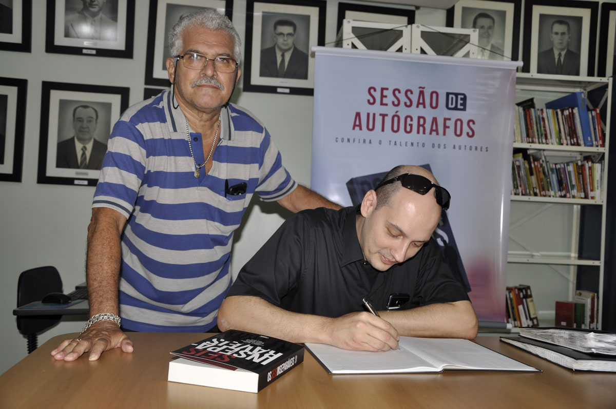 MÁRCIA CARVALHO NA BIBLIOTECA DO CLUBE DE REGATAS
