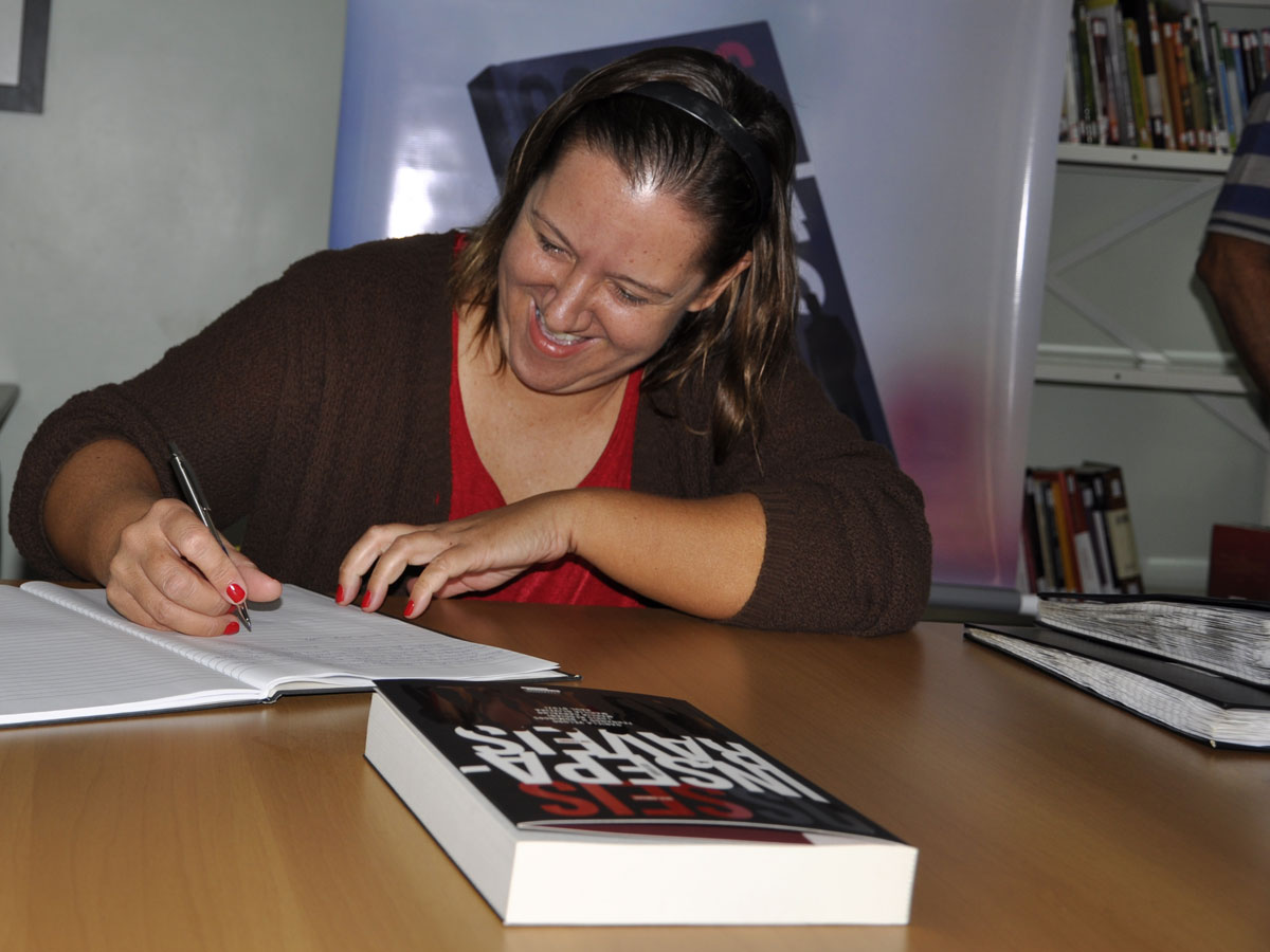 MÁRCIA CARVALHO NA BIBLIOTECA DO CLUBE DE REGATAS