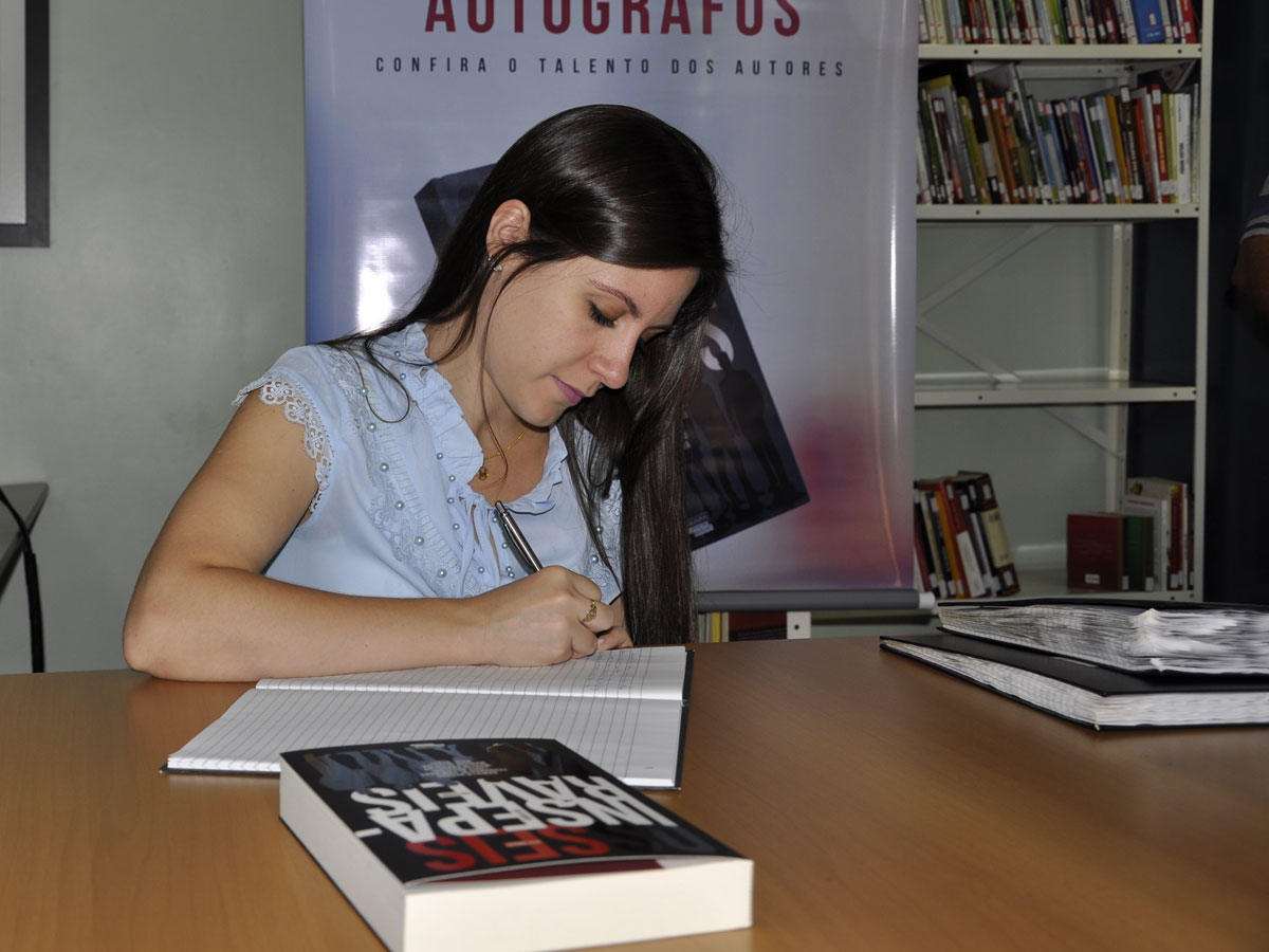 MÁRCIA CARVALHO NA BIBLIOTECA DO CLUBE DE REGATAS