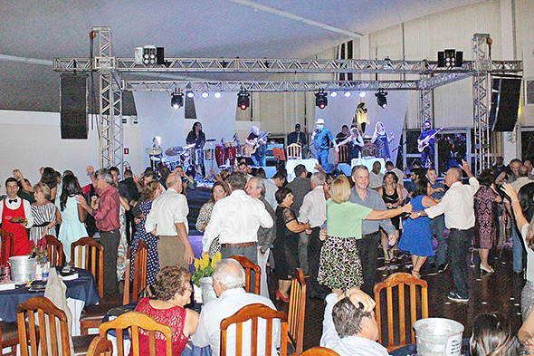 Regatas promove Baile de Dia das Mães