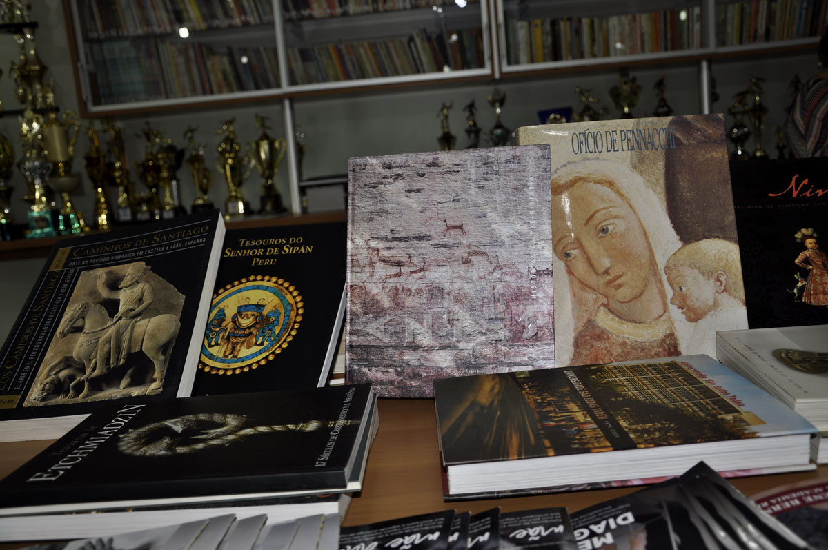 BIBLIOTECA DO REGATAS RECEBE UM “TESOURO”: LIVROS SOBRE ARTE.