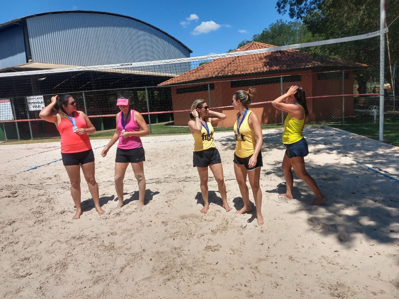 TORNEIO DE VÔLEI DE AREIA -FEMININO